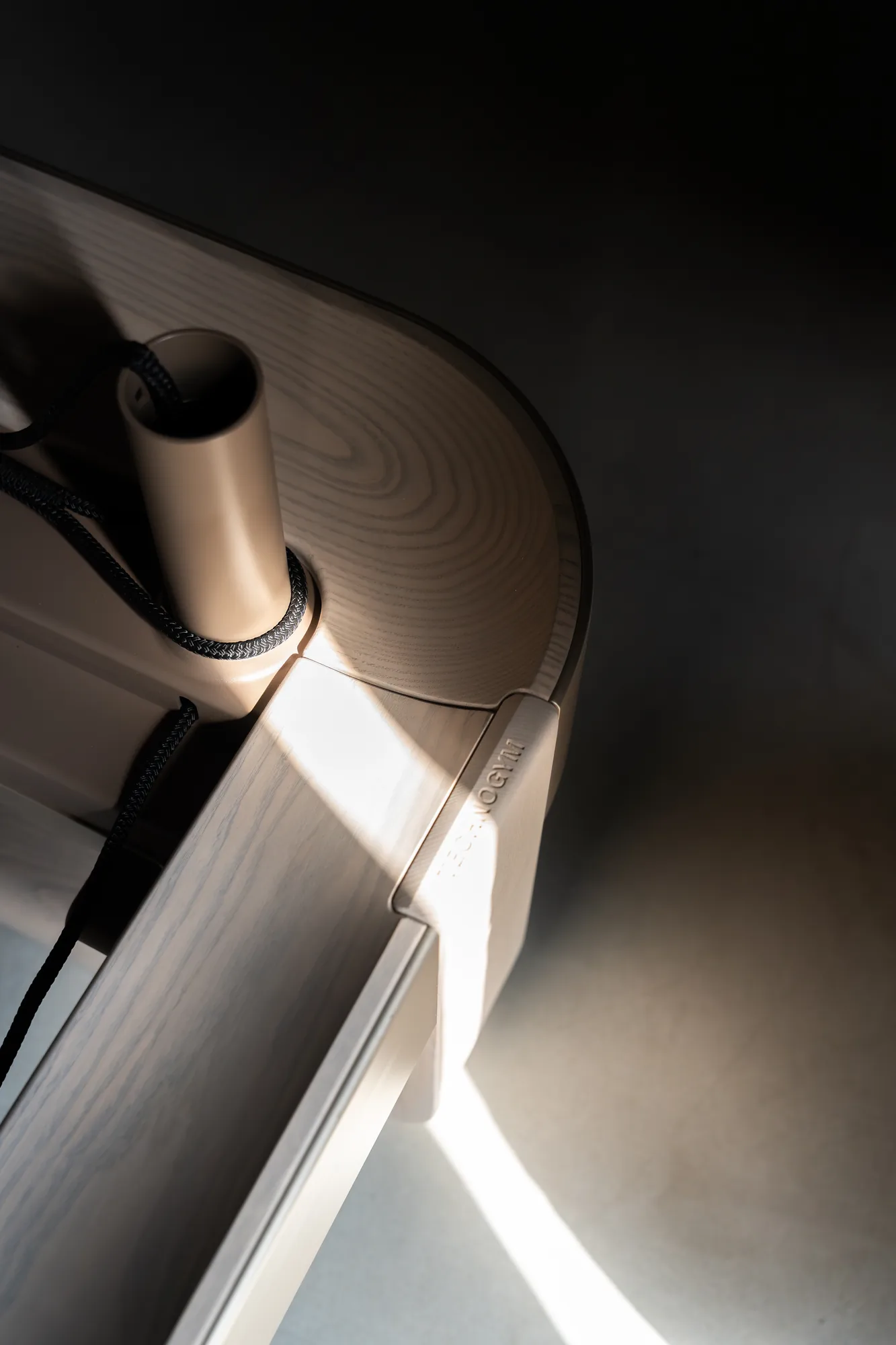 Détail d'un banc Technogym en bois sous la lumière du jour chez ONE PULS