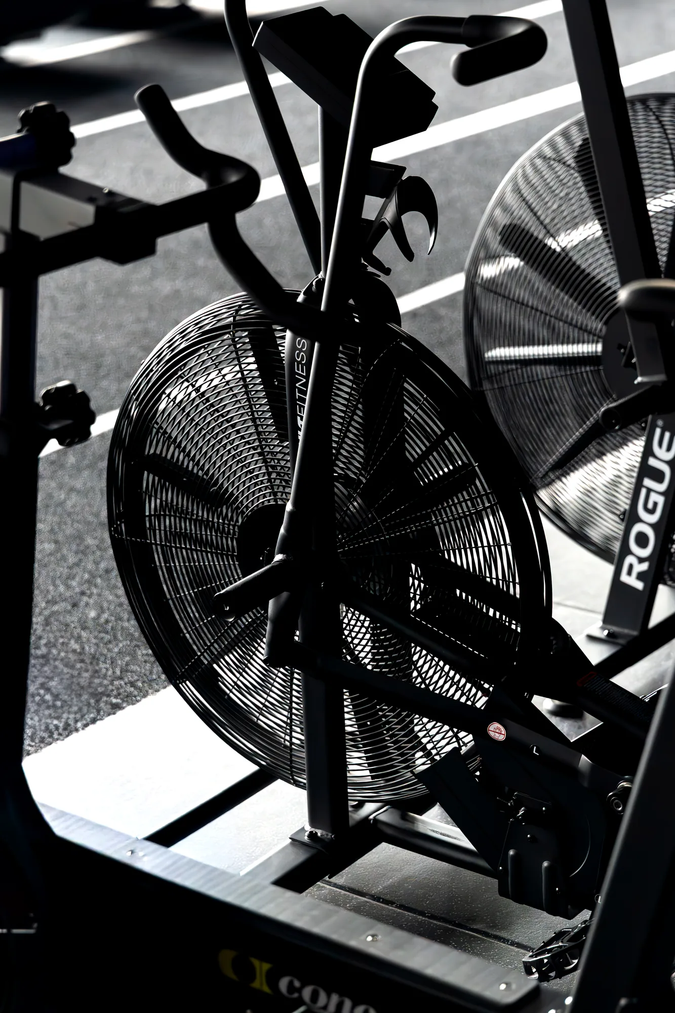 Air bikes alignés sur le plateau de conditioning de ONE PULS
