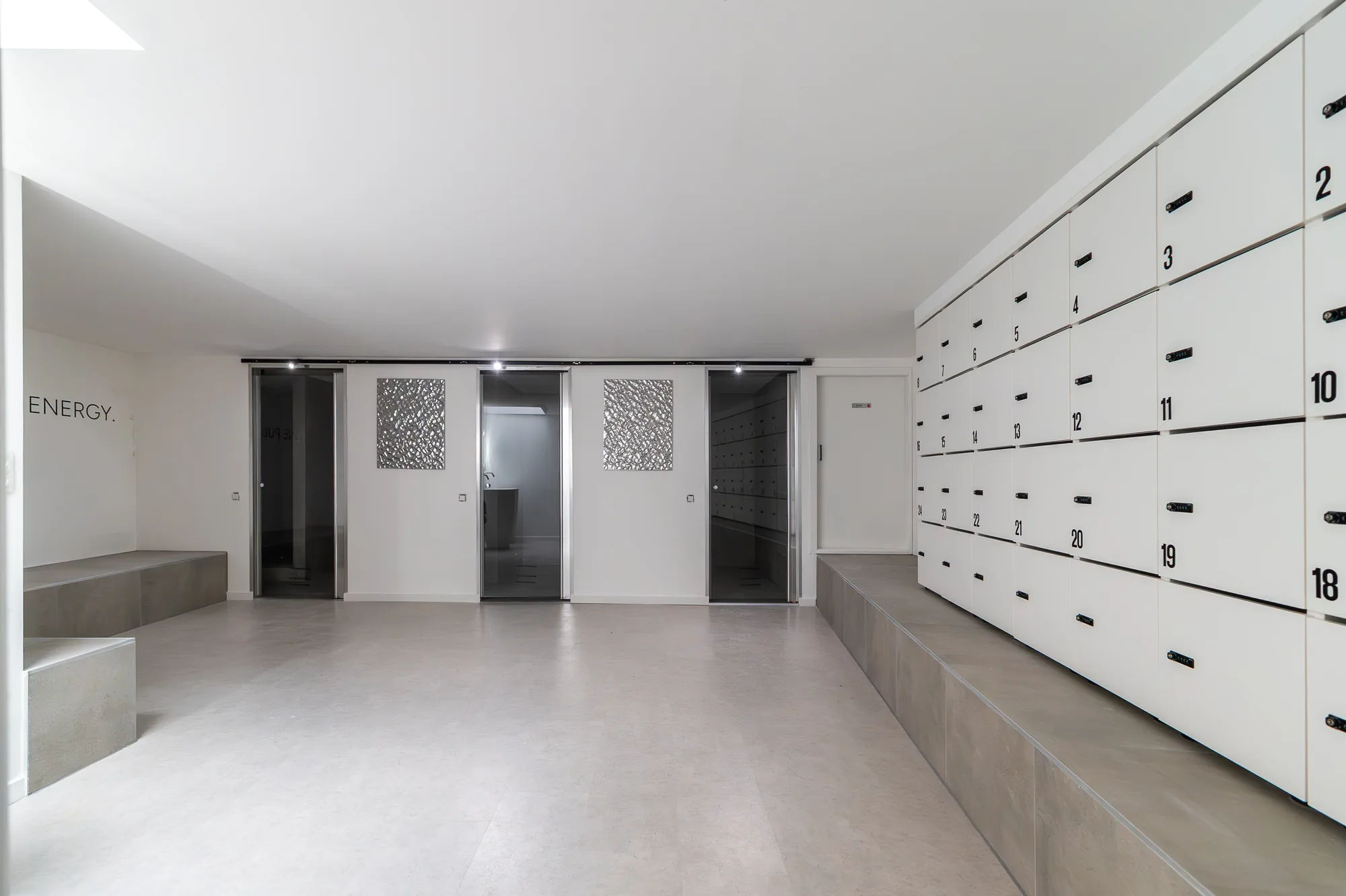 Vestiaire lumineux avec casiers numérotés chez ONE PULS Bruxelles