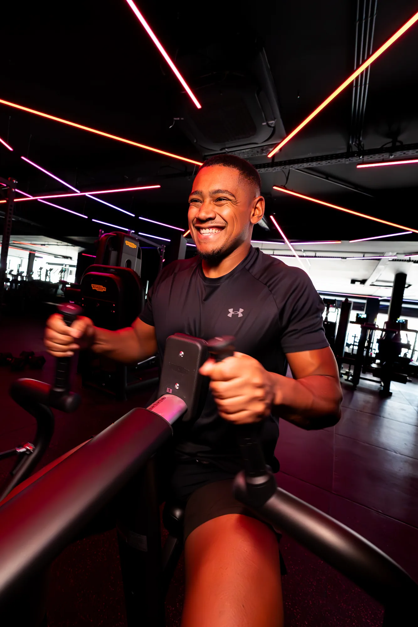 Détail d'un équipement de musculation premium chez ONE PULS Bruxelles