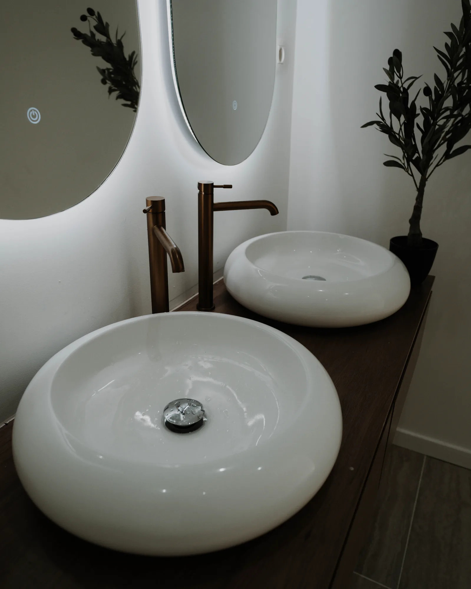 Vasques design et robinetterie bronze brossé dans les vestiaires de ONE PULS